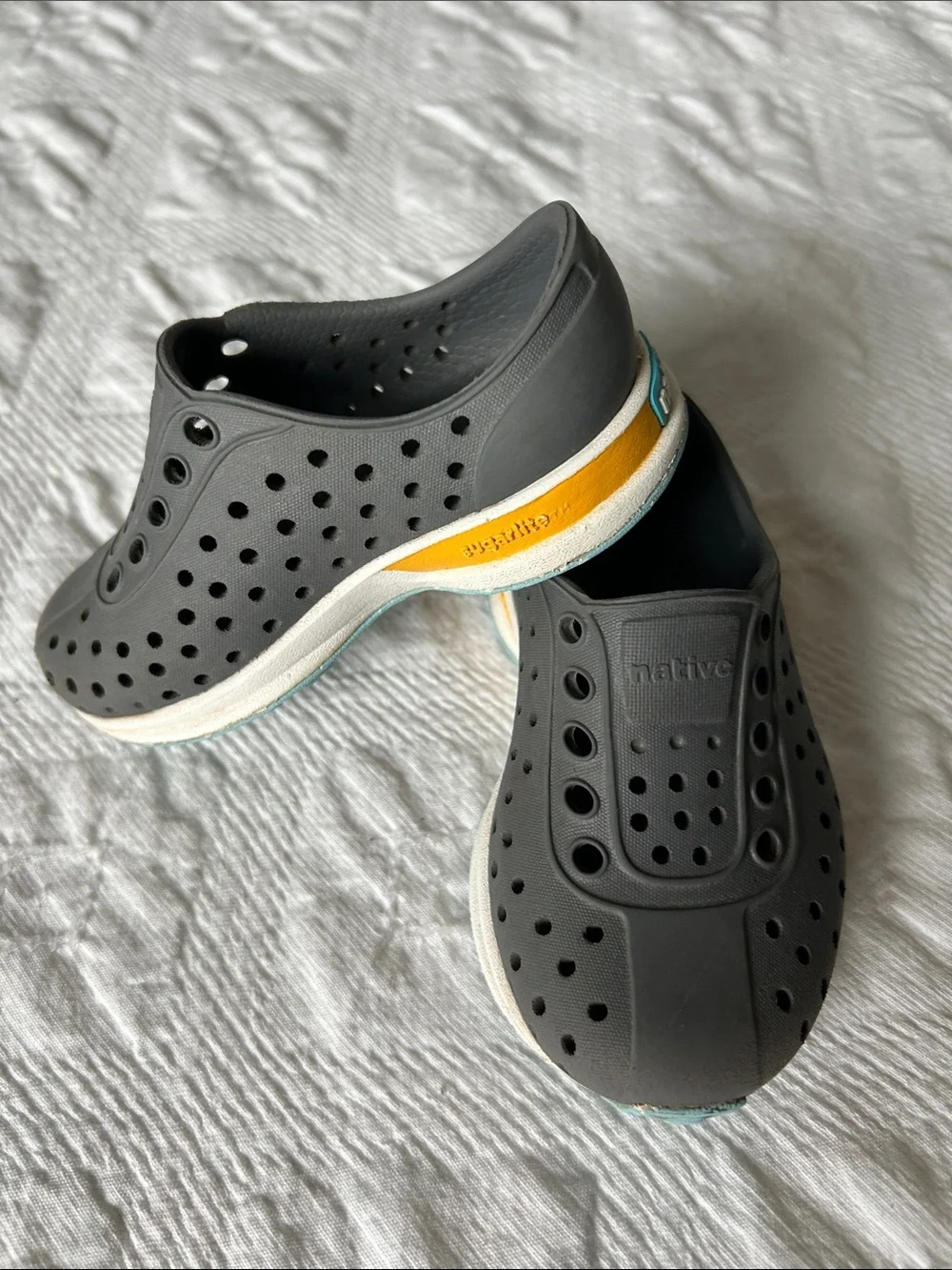 Native Sugarlite Robbie Shoe kid SZ 5, Grey comfort.